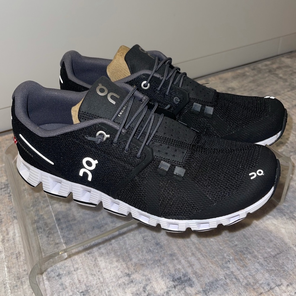OnCloud sneakers SIZE Women’s 8
